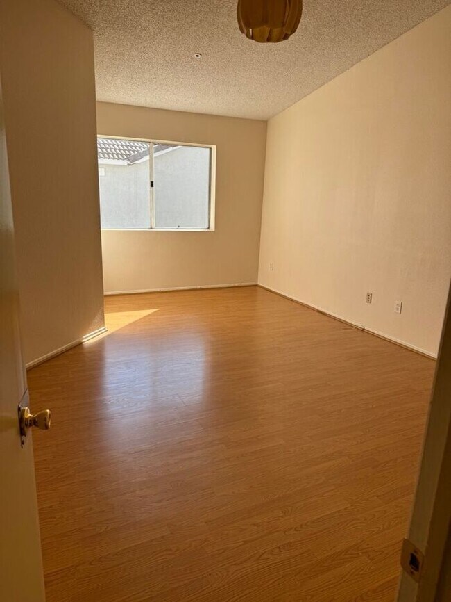 Building Photo - Beautiful 3 Bedroom House in Private Fontana Area CA 92337
