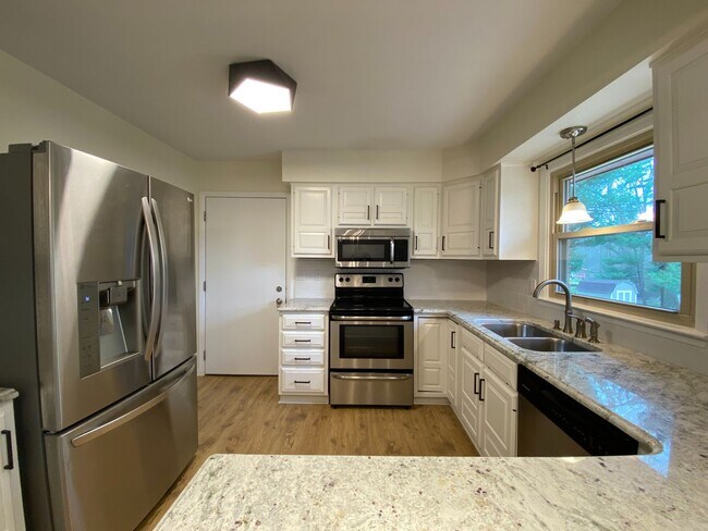 Building Photo - Available Aug 7th, 2026!