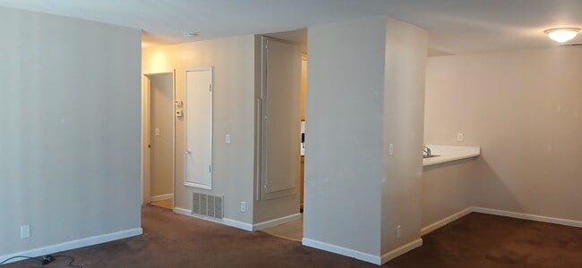 Building Photo - Tabor Oaks