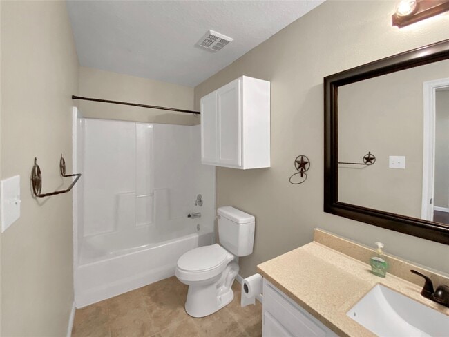 Building Photo - 10825 Royal Magnolia Dr