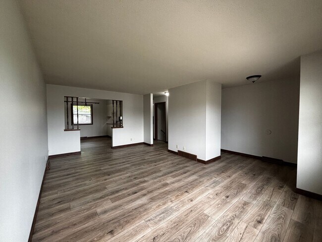 Building Photo - 3 Bedroom 2 Bath Duplex