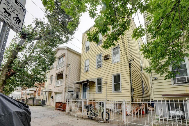 Building Photo - 37 Logan Ave