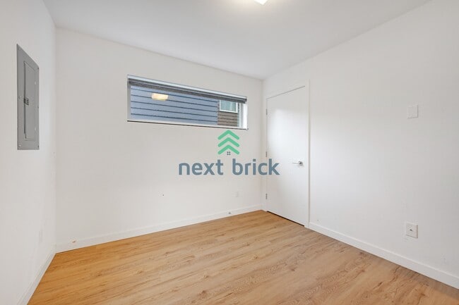 Building Photo - A beautiful 3 bed and 2 bathroom townhouse for rent