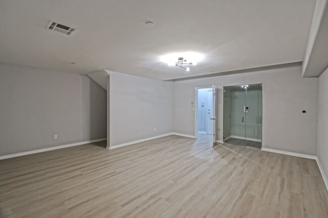 Building Photo - RECENTLY RENOVATED, BRIGHT & SPACIOUS, TRI...