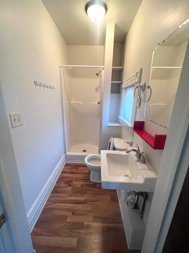 Building Photo - 716 N Walnut St