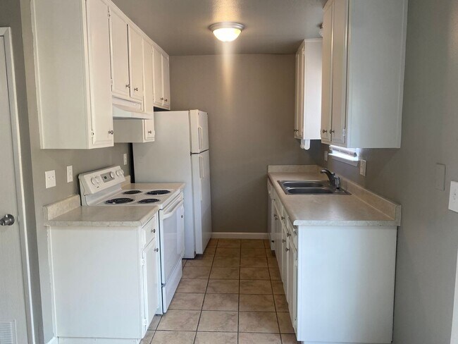 Building Photo - Available Soon! 2 bedroom 1.5 bath home in Lodi