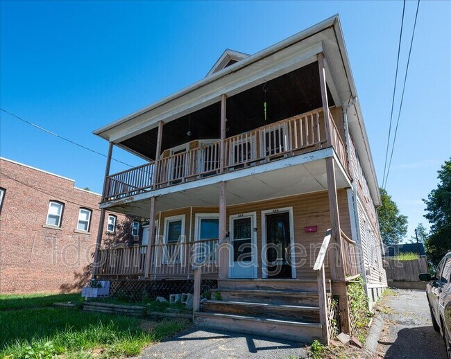 Building Photo - 694 Main St