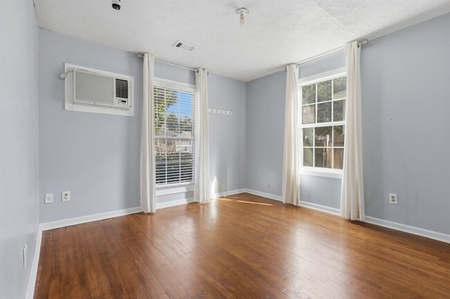 Building Photo - 922 Hahlo St