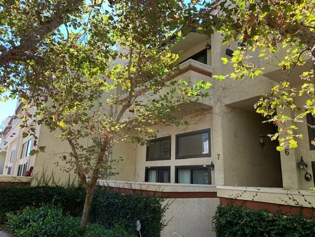 Building Photo - 4BR w/2 en-suites, garage, pool + spa, gat...