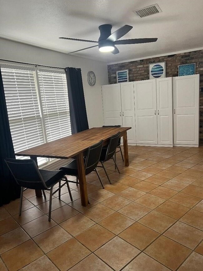 Building Photo - 2907 Redbud Ave