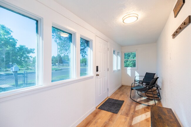 Building Photo - 600 E 8th St