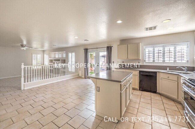 Building Photo - Beautiful 4 bedroom, 2.5 bathroom two-stor...