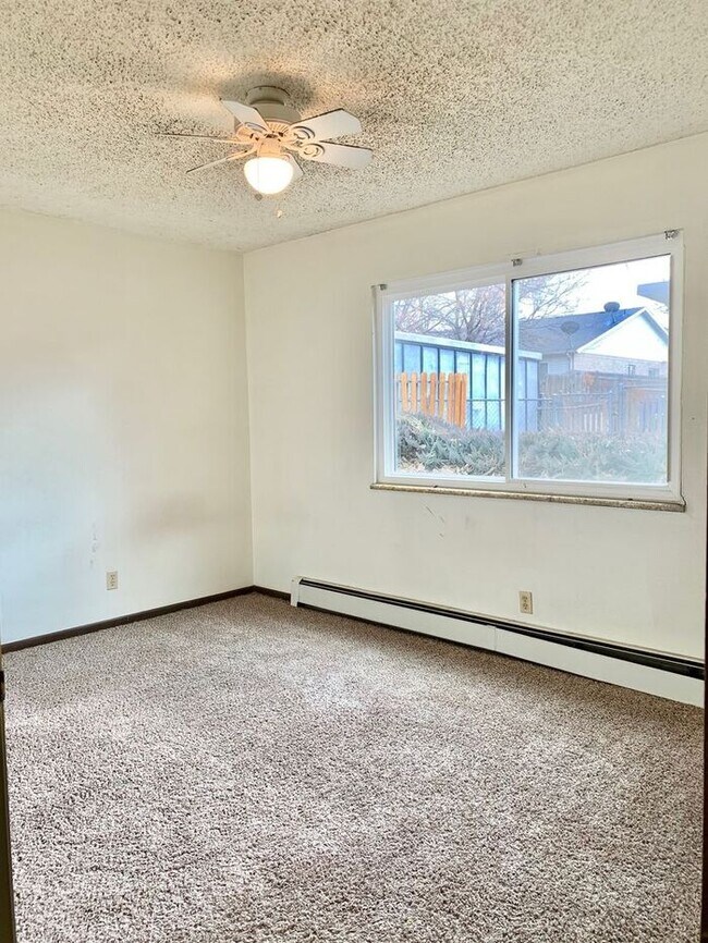 Building Photo - Great Two Bedroom, One Bath Apartments for Rent in East Loveland!  2 Weeks Free, Flexible lease t...