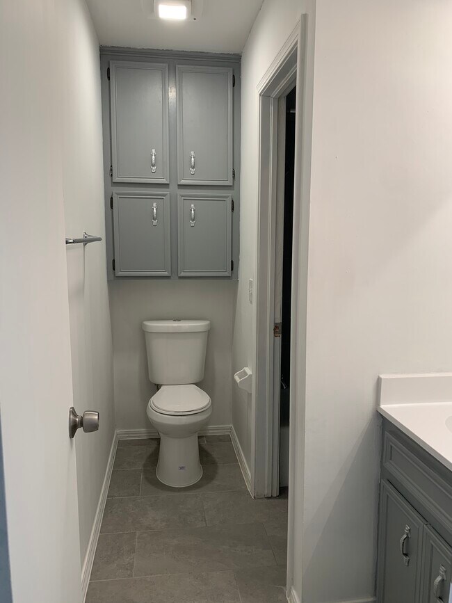 Building Photo - 902 W Edgewater St