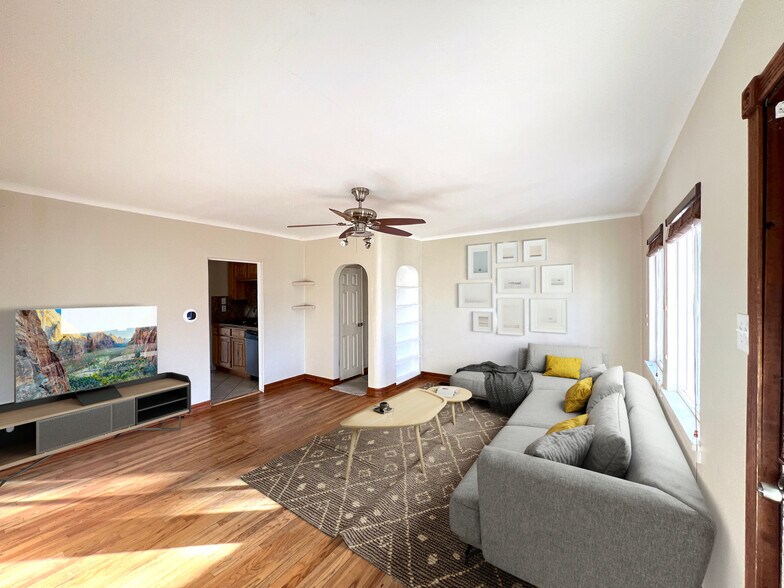 Spacious living room - 5130 Clay St