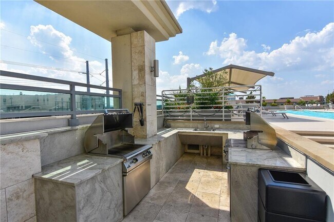 Building Photo - 300 Bowie St