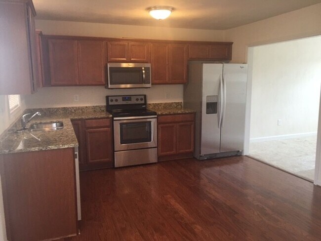 Building Photo - 3 Bedroom 2.5 Half Bath House with 1 car garage