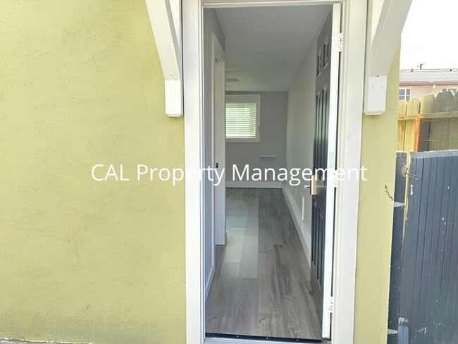 Building Photo - Modern Studio Back Unit, All Utilities Included