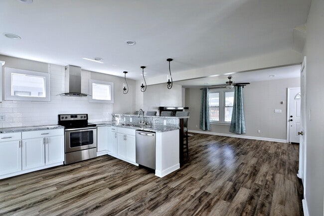 Building Photo - 825 Reinhard Ave
