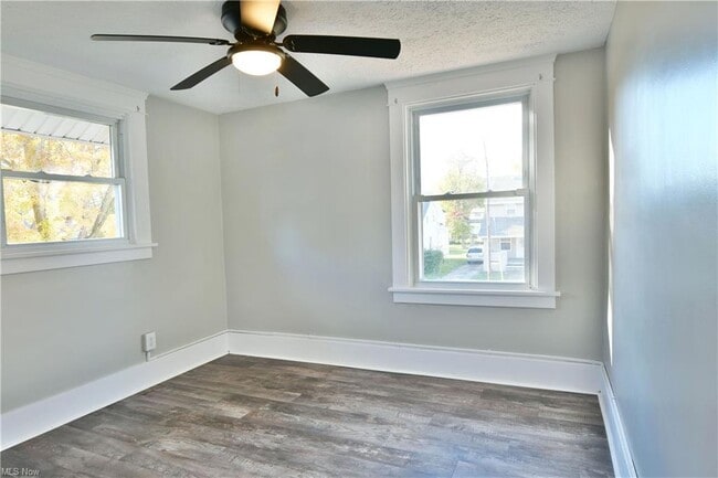 Building Photo - 781 Oak Knoll Ave SE