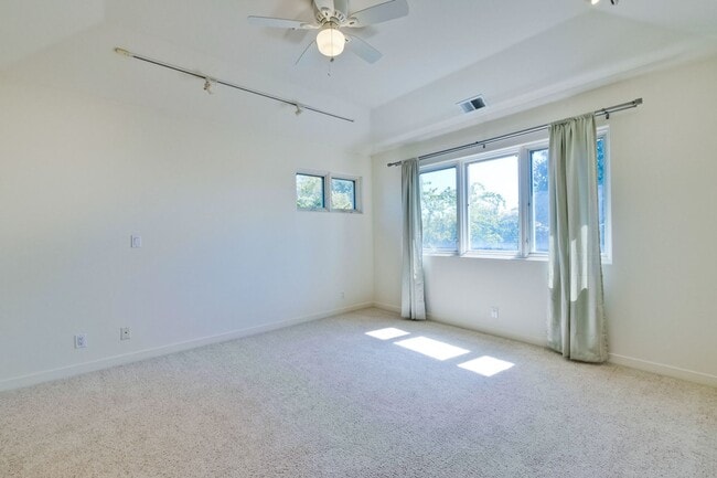 Building Photo - Large 3,767 sqft home on a 10,000 sqft lot- 2 bed located on 1st floor w/ separate entrance - Top...