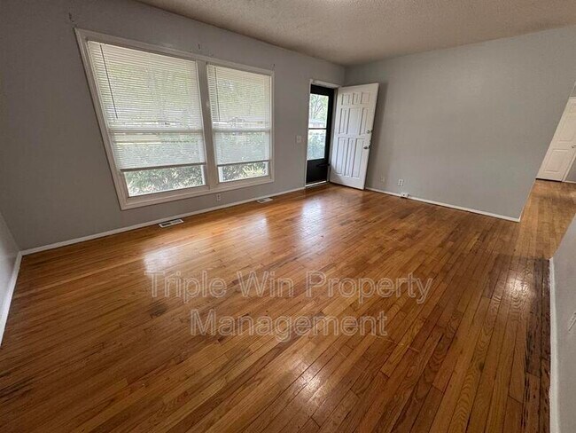 Building Photo - 220 Falcon Dr