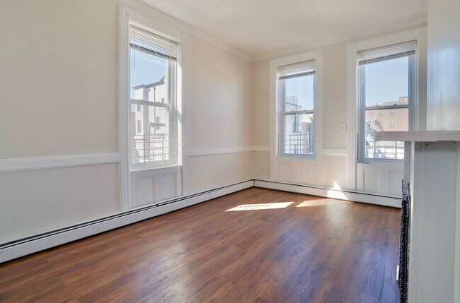 Building Photo - 118 Bowers St