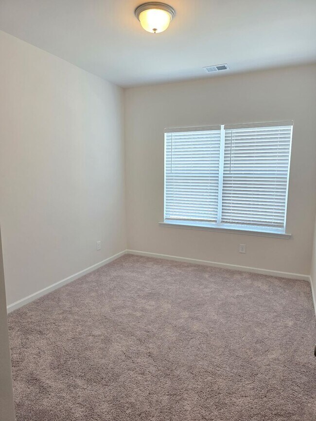 Building Photo - Brand new 3 bed 2.5 bath Townhome located ...