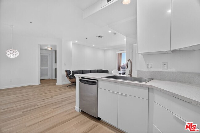 Building Photo - 360 W Ave 26