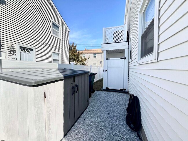 Building Photo - 301 N Harding Ave