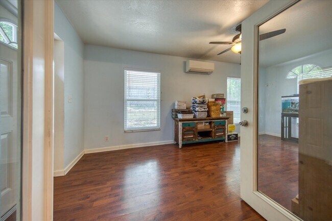 Building Photo - 2661 Knoll St E