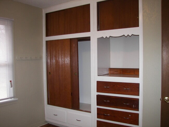 Building Photo - Cute 3 Bedrooms!