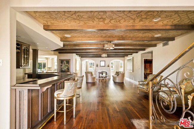 Building Photo - 1047 E Pomello Dr