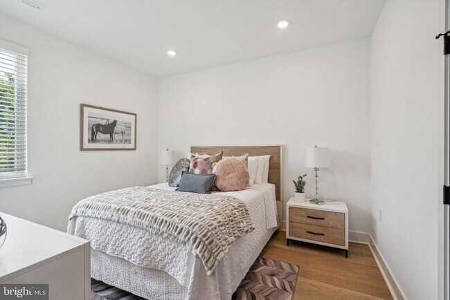 Building Photo - 1419 W Grange Ave