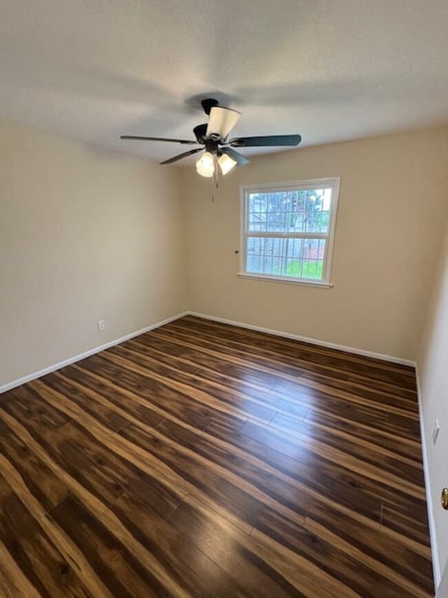 Building Photo - Beautiful 3 bedroom 2 bath HOME . . .  Clo...