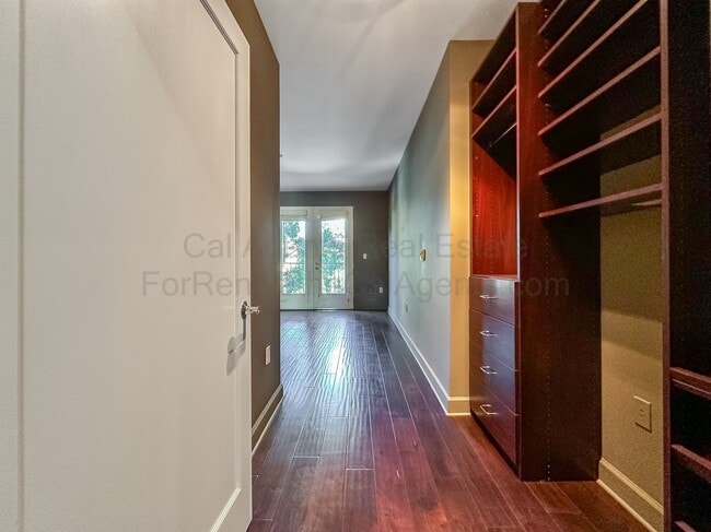 Building Photo - 585 9th St