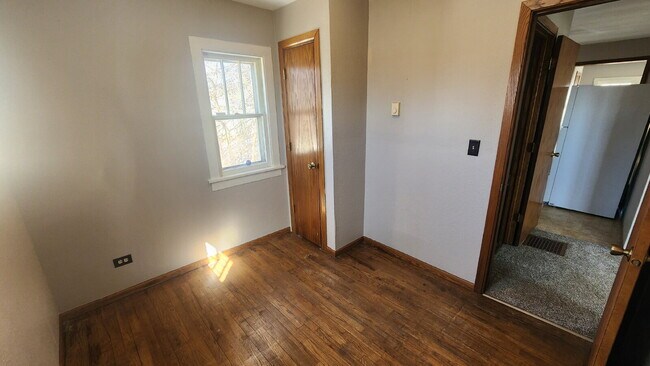 Building Photo - 2 Bedroom, 1 Bathroom Single Family Home - Available April 1st!