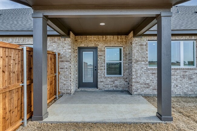 Building Photo - AVAILABLE NOW! 3 BEDROOM TRIPLEX LOCATED ON 1-ACRE LOT IN MIDLOTHIAN, TX!