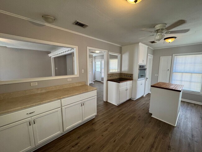 Building Photo - 3515 E Brookview Dr
