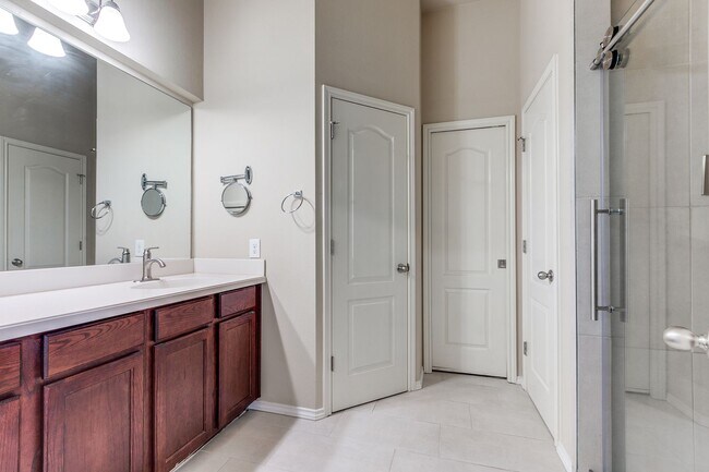 Building Photo - BEAUTIFUL 3-BEDROOM HOME NEAR MEDICAL CENTER