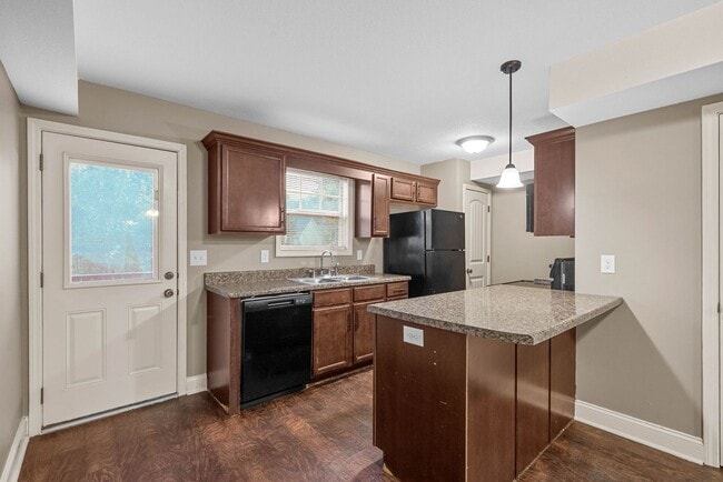 Building Photo - Pet Friendly Two Bedroom!