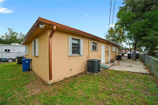 Building Photo - 817 NW 12th Ave