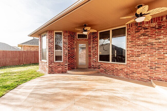 Building Photo - 4 Bed 3 Bath in Edmond!