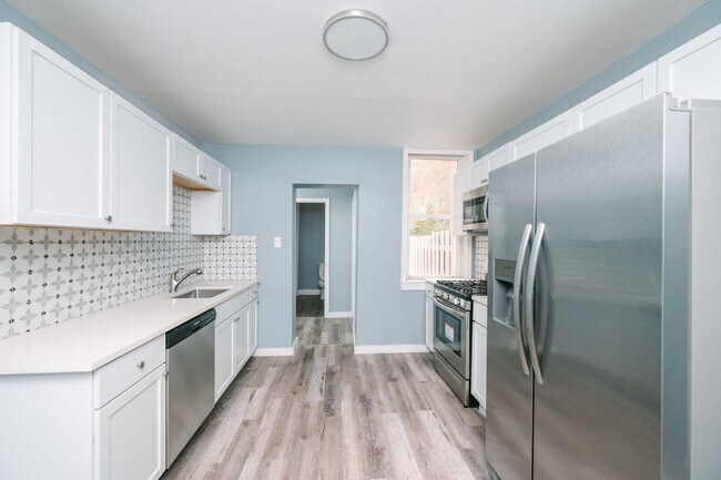 Building Photo - Move in special! Newly renovated 3 bedroom...