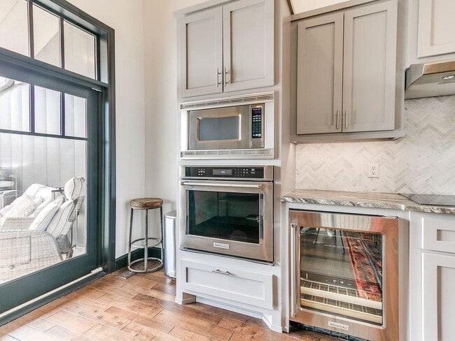 Building Photo - 115 NE 3rd St