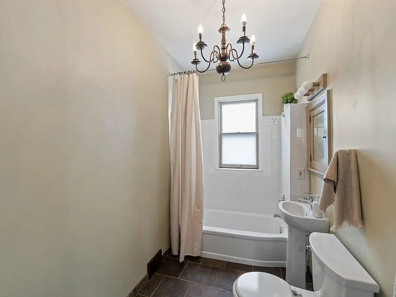 bathroom - 731 Fillmore St NE