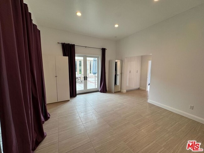 Building Photo - 429 S Gretna Green Way