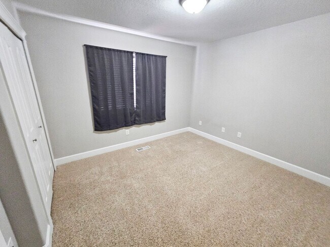 Building Photo - 917 N Cascade Dr