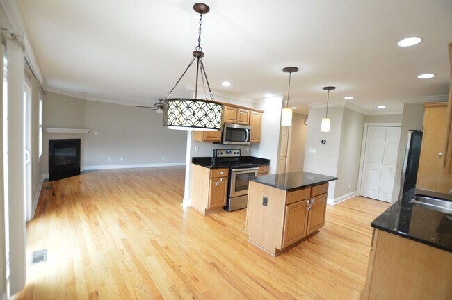 Building Photo - Premium End Unit Home!