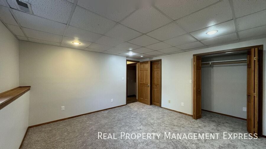 Building Photo - 4 bed 2 bath home with attached garage!